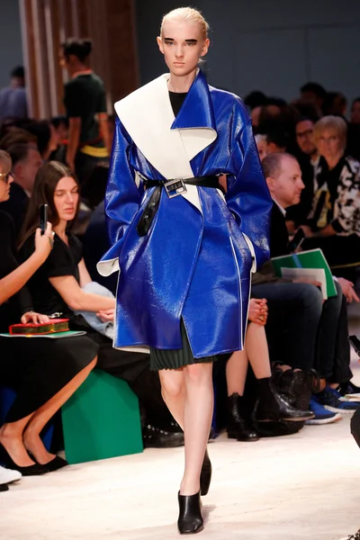 Look 16